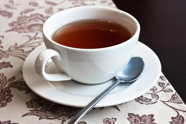 La taza blanca con té negro — Foto de Stock