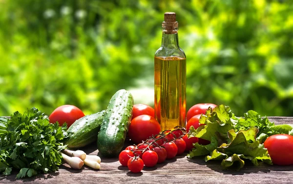 Voedingsmiddelen en nieuwe voedselingrediënten op tafel — Stockfoto