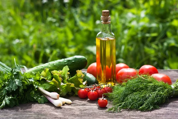 Frisches Gemüse und Öl — Stockfoto