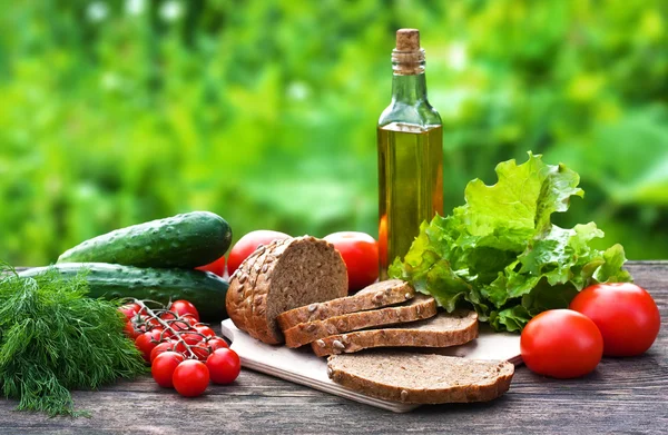Voedingsmiddelen en nieuwe voedselingrediënten op de oude houten tafel — Stockfoto