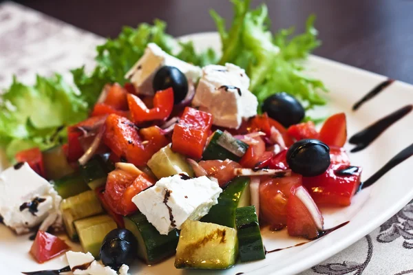 Beyaz peynir, zeytin ve biber salatası — Stok fotoğraf