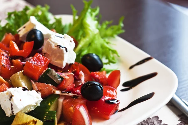 Griechischer mediterraner Salat lizenzfreie Stockbilder