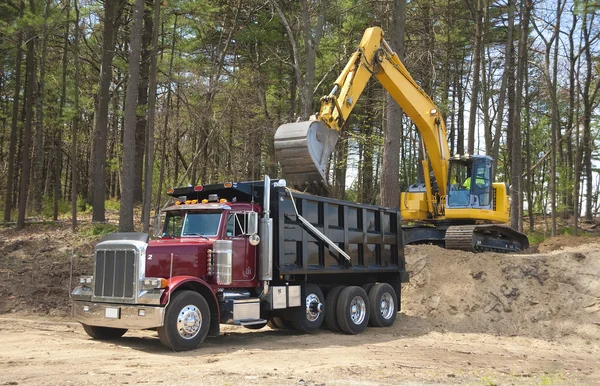 Escavadeira Carregando Dumper Truck — Fotografia de Stock