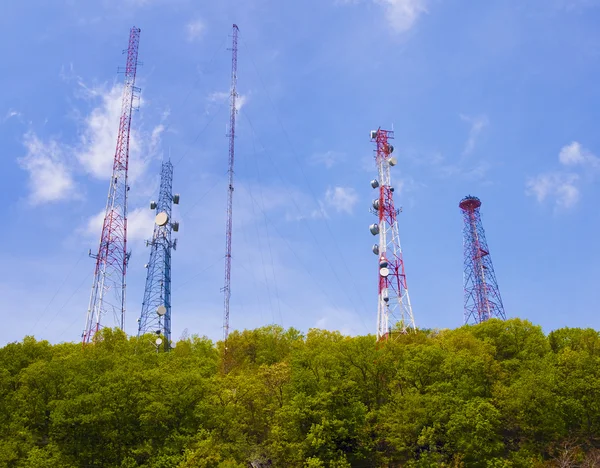 Antena e torres de telefone celular — Fotografia de Stock