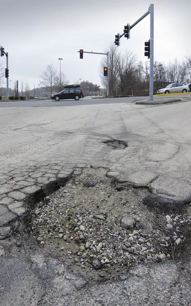 Pothole na estrada — Fotografia de Stock