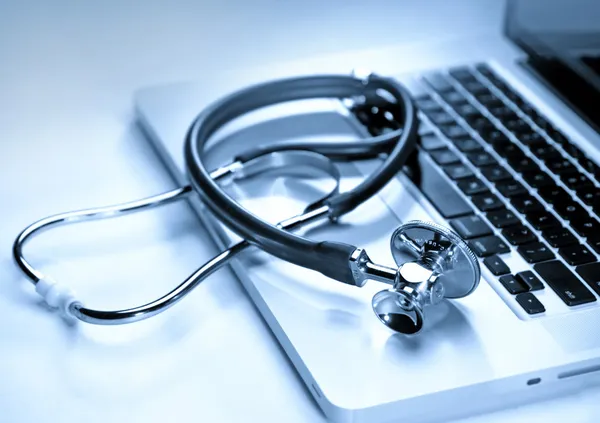 Stethoscope on a laptop computer — Stock Photo, Image