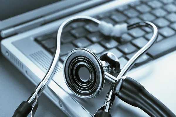 Stethoscope on a laptop computer — Stock Photo, Image