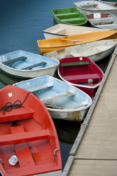 Рядовые лодки — стоковое фото