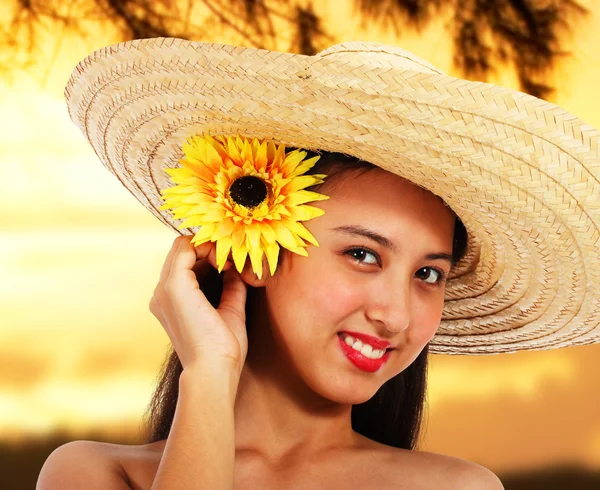 Hezká dívka v klobouku při západu slunce — Stock fotografie