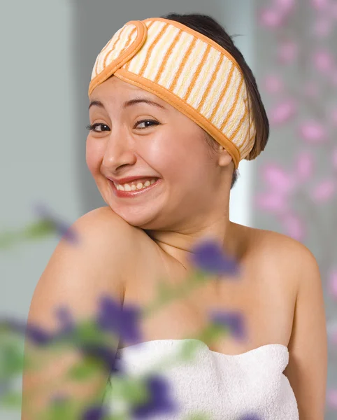 Sorrindo mulher no seu quarto chegando vestido — Fotografia de Stock
