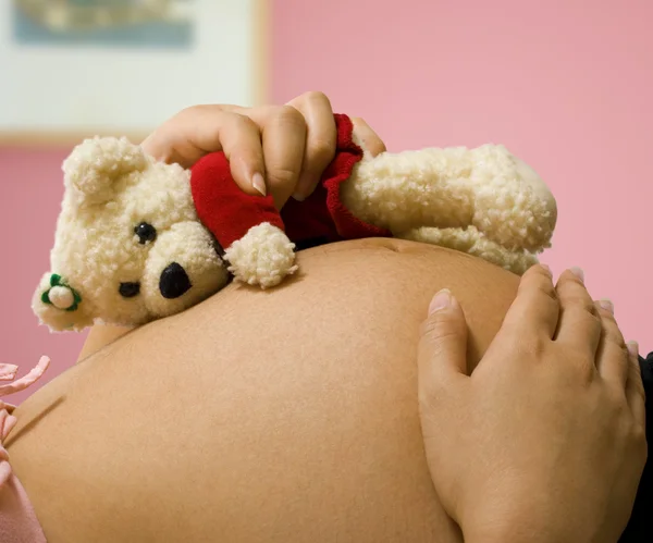 Schwangere Mutter hält Teddybär in der Hand — Stockfoto