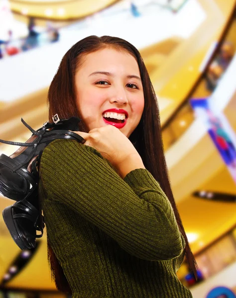 Lächelnder Teenager in einem Einkaufszentrum — Stockfoto
