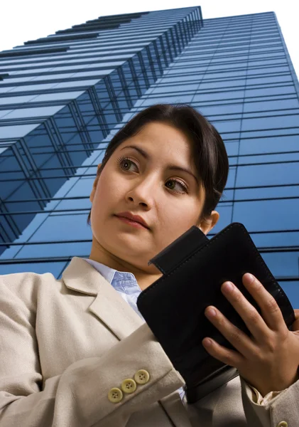 Een zakenvrouw schrijven in een persoonlijke organizer — Stockfoto