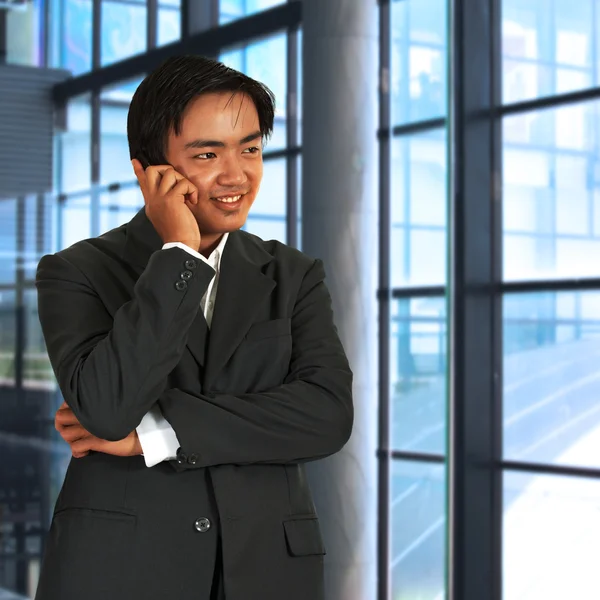 Empresário conversando no telefone — Fotografia de Stock