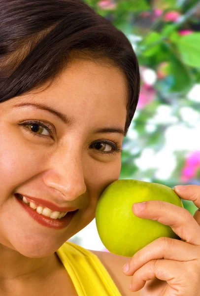 Молода леді з'їсти яблуко — стокове фото