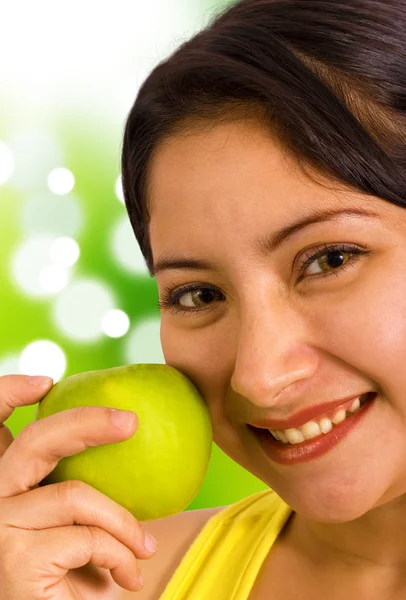 リンゴを保持している若い女性 — ストック写真
