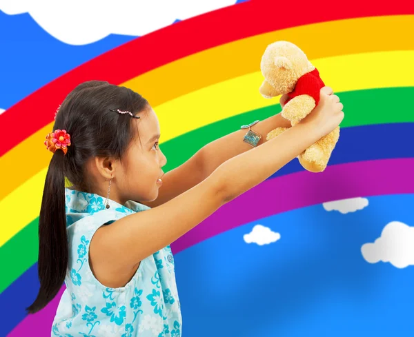 Ung flicka som leker med hennes nallebjörn — Stockfoto