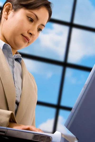 Asian Business Woman Using A Laptop Computer — Stock Photo, Image