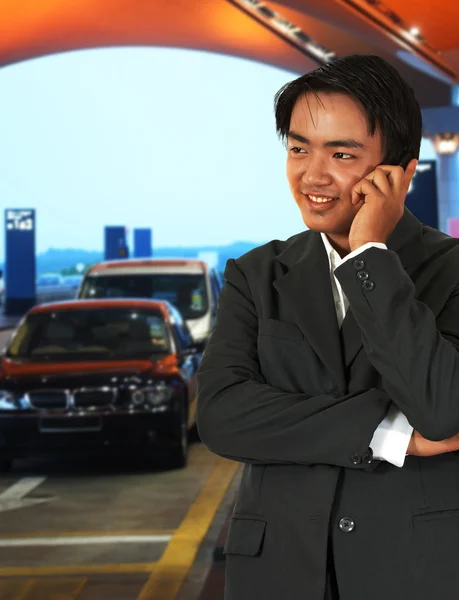 Empresário à espera de um táxi no aeroporto — Fotografia de Stock