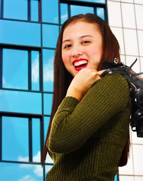 Çekici bir genç kadın bir binanın önünde duran — Stok fotoğraf