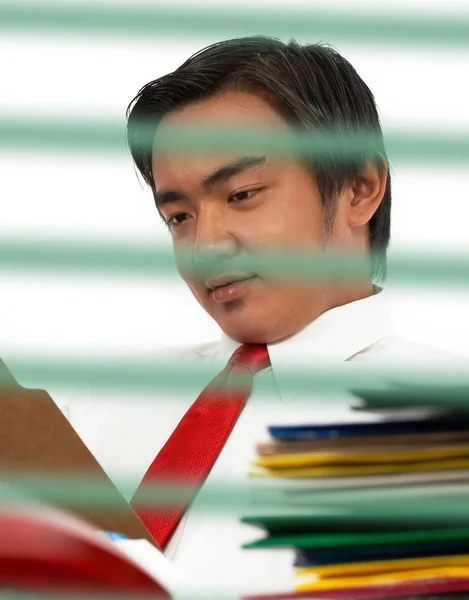 Mann liest ein Dokument — Stockfoto