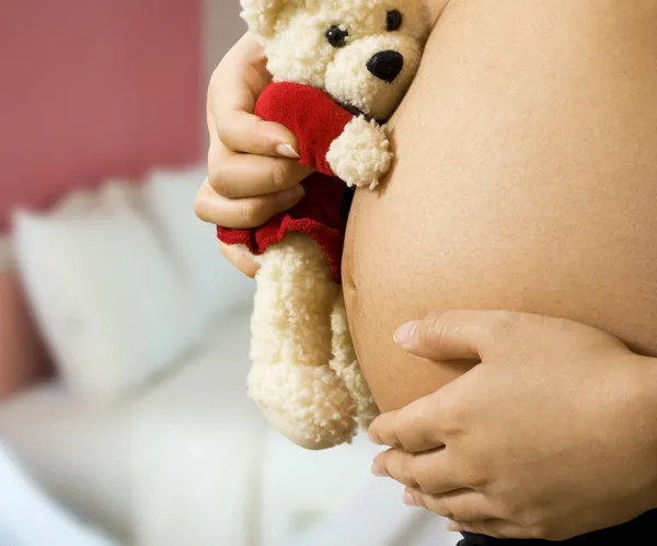 Mamma med teddy som väntar barn — Stockfoto