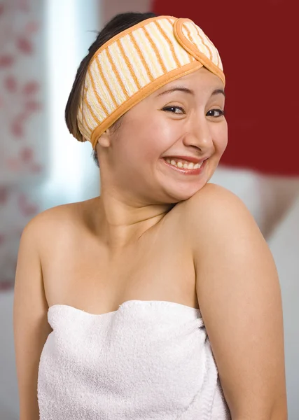 Жінка, загорнута в банний рушник — стокове фото