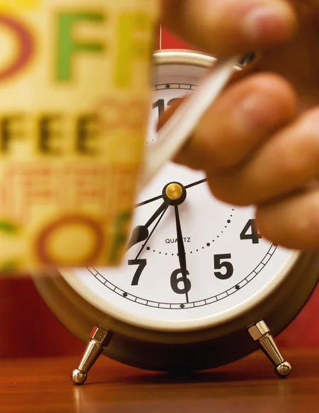 Att stiga upp tidigt med en kopp kaffe — Stockfoto