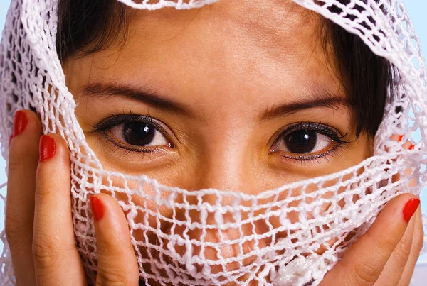 Мусульманка с вуалью на лице — стоковое фото