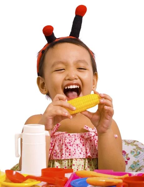 Dívka si hraje s hračkou potravin — Stock fotografie