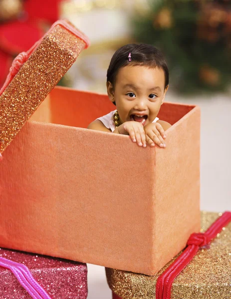 Att få en liten flicka som en gåva — Stockfoto