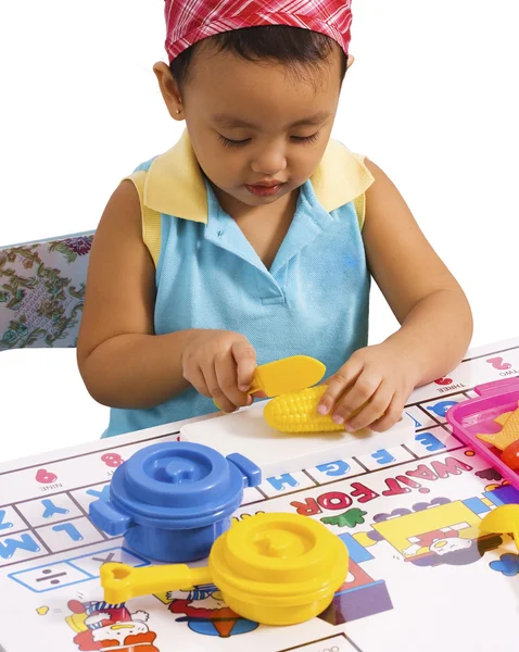 Criança brincando com utensílios de cozinha de plástico — Fotografia de Stock
