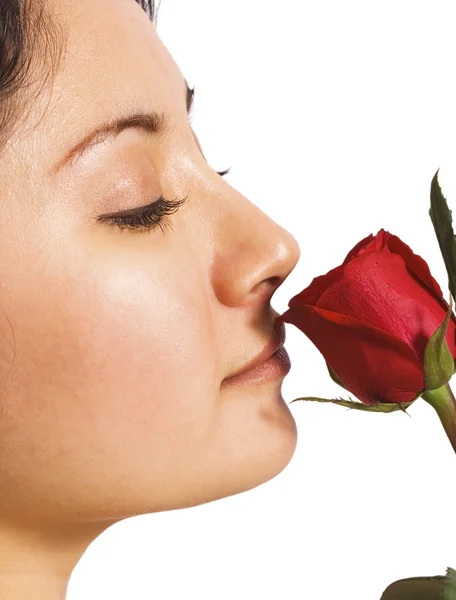 Uma menina cheirando uma rosa de seu amante — Fotografia de Stock
