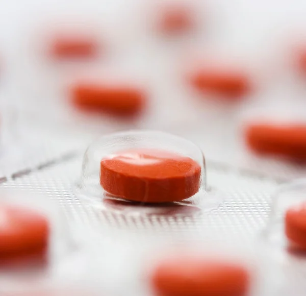 Pílulas vermelhas em embalagem de plástico — Fotografia de Stock