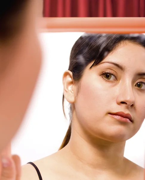Girl Looking At Herself In The Mirror — Stock Photo, Image