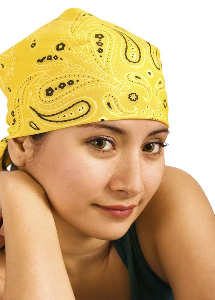 Schönes Mädchen in gelbem Kopftuch — Stockfoto