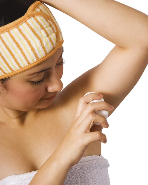 Mujer poniéndose desodorante de axilas —  Fotos de Stock