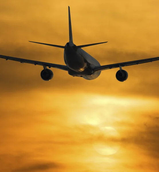 Airplane Flying Towards The Sunset — Stock Photo, Image