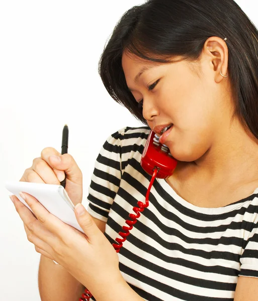 Mulher no telefone tomando notas — Fotografia de Stock