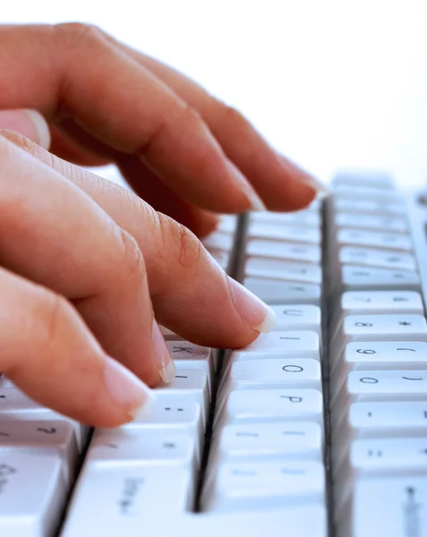 Закрыть пальцы на клавиатуре — стоковое фото