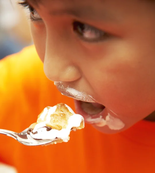 Βρώμικο παιδί που τρώει κρέμα τούρτα επιδόρπιο — Φωτογραφία Αρχείου