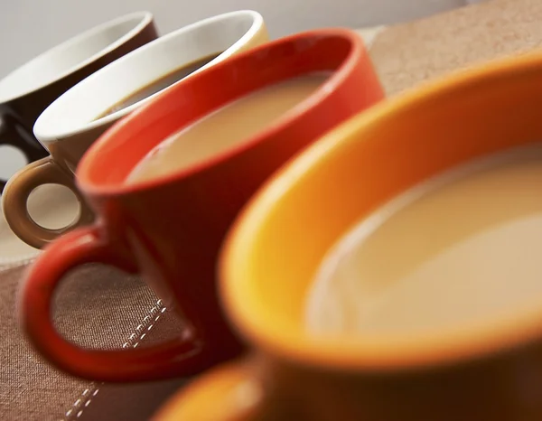 Kubki kawy na stole z bliska — Zdjęcie stockowe
