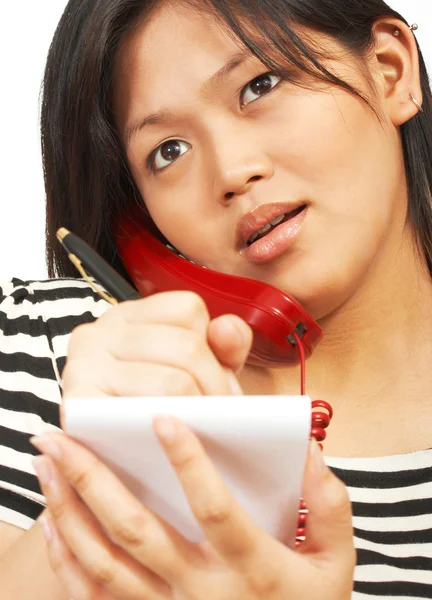 Kadın telefonda konuşurken — Stok fotoğraf