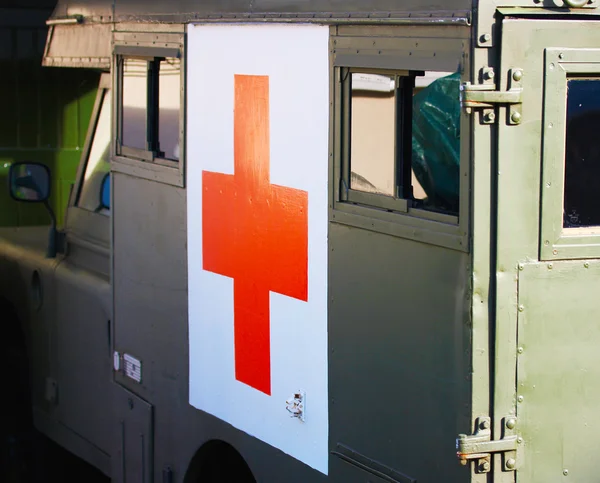 Kızıl Haç ile eski moda ambulans — Stok fotoğraf