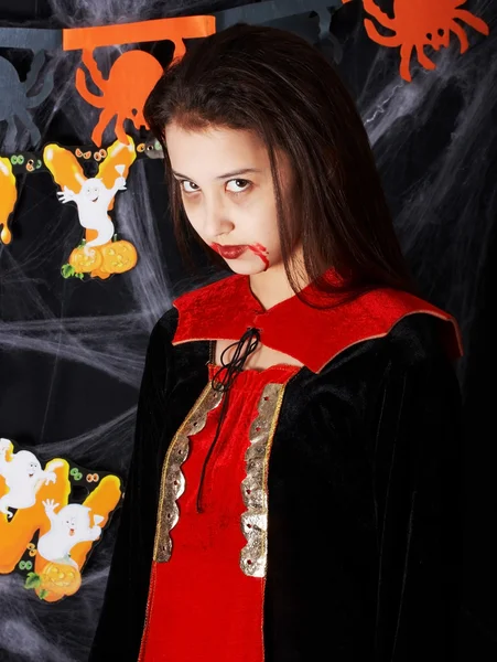 Dziewczyna w stroju wampira w halloween — Zdjęcie stockowe