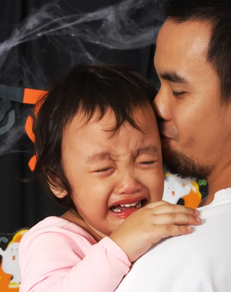 Far bär sitt gråtande barn — Stockfoto
