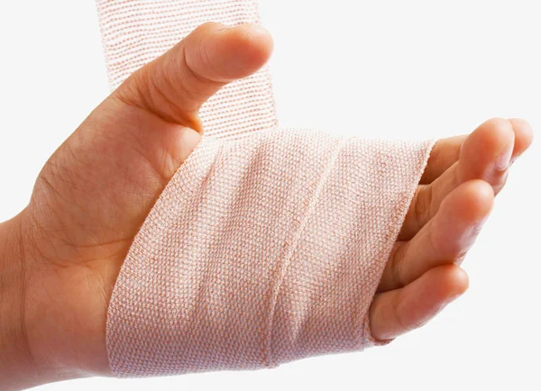 Mão sendo enfaixada como lesão — Fotografia de Stock