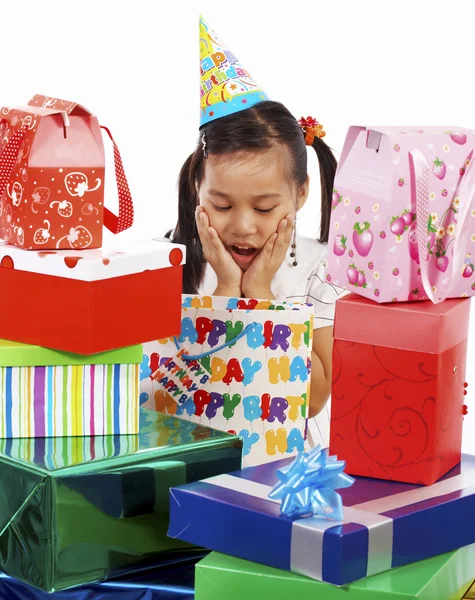 Menina recebendo muitos presentes de aniversário — Fotografia de Stock