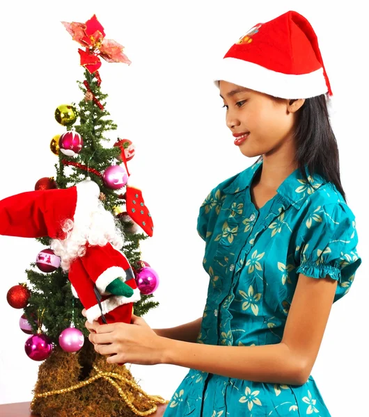 Chica decorando un árbol de Navidad — Foto de Stock