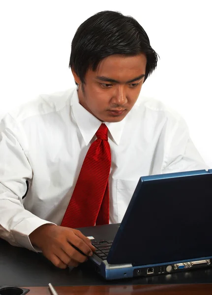 Υπάλληλος γραφείου χρησιμοποιώντας ένα φορητό υπολογιστή — Φωτογραφία Αρχείου